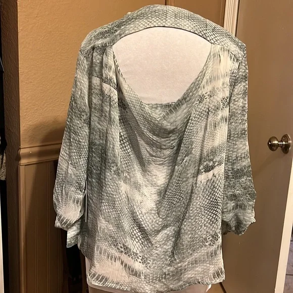 Jennifer Lopez snake print blouse - Picture 3 of 6